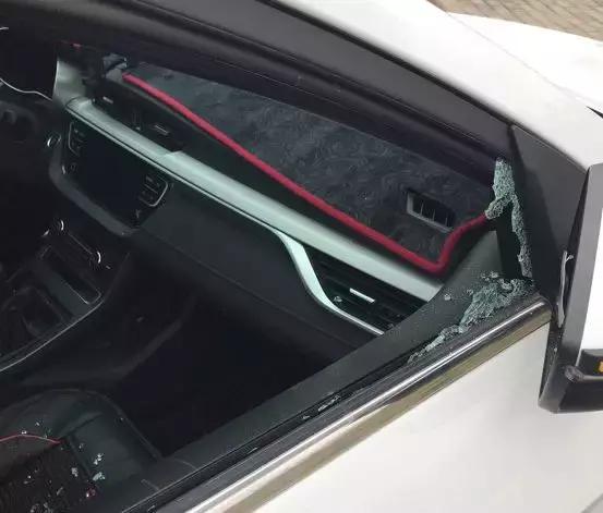 阜阳城南车辆被砸,阜阳高速时代华府车祸