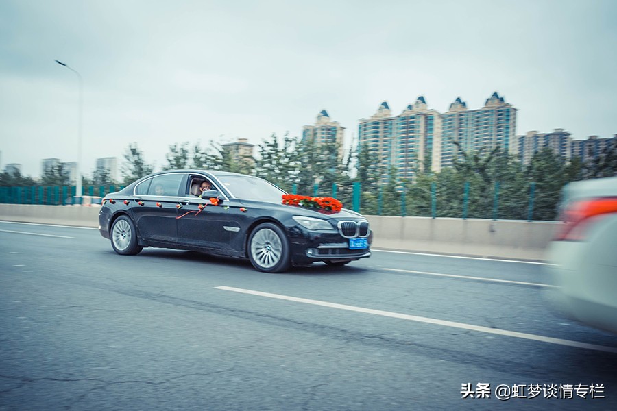 婚礼当天小舅子要10万新郎退婚,结婚小舅子堵门要红包怎么说