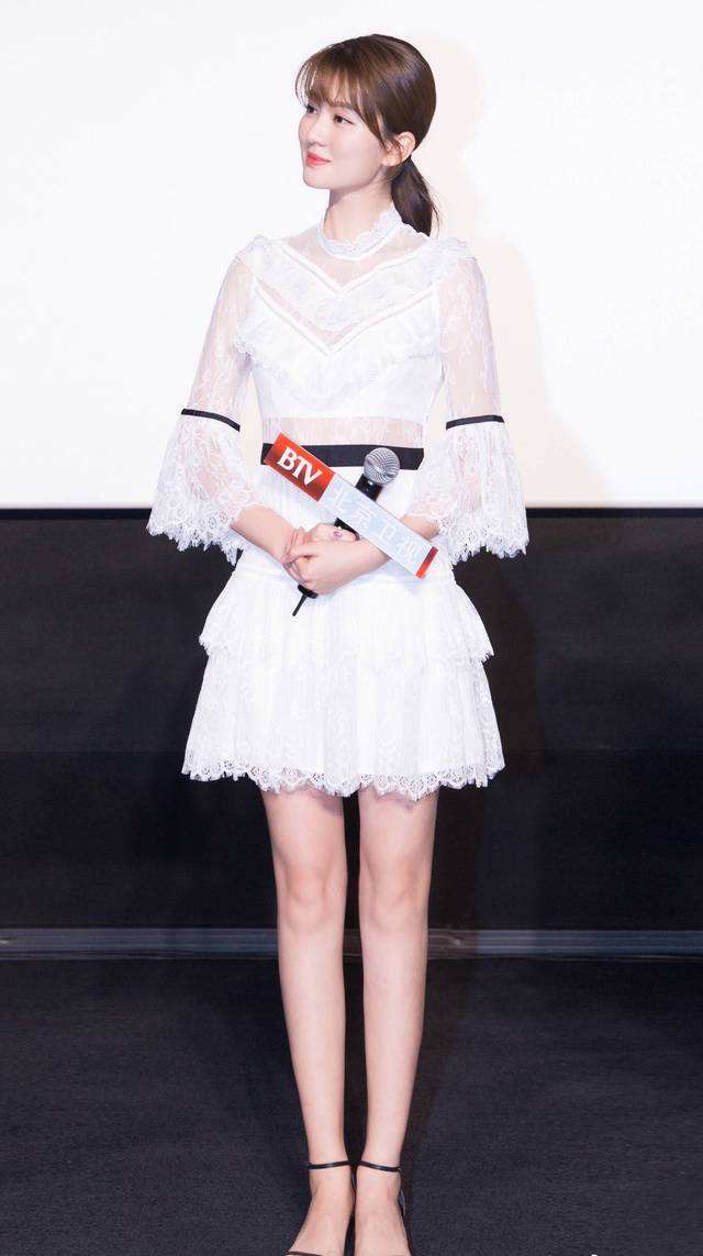 李宇春一身绿色百褶裙现身,李宇春中性风短裤