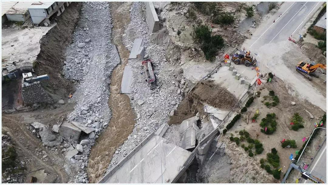 暴雨吊桥救人,暴雨救援桥