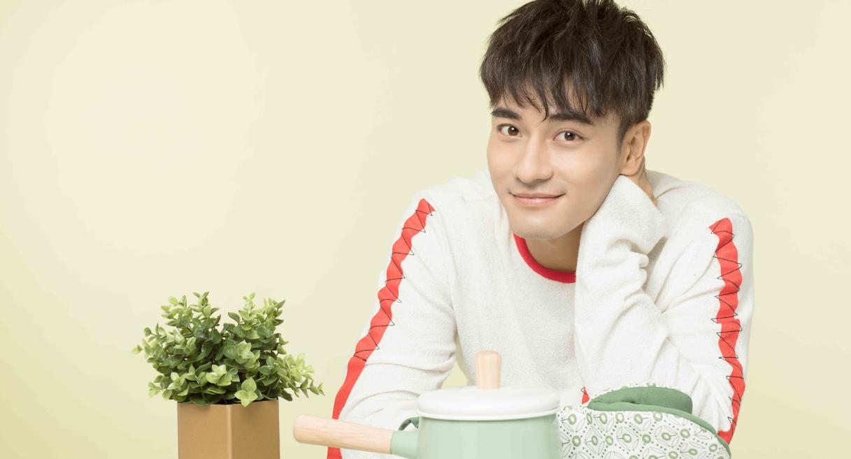 吴昕恋情史,吴昕微博晒牵手照疑似公开恋情