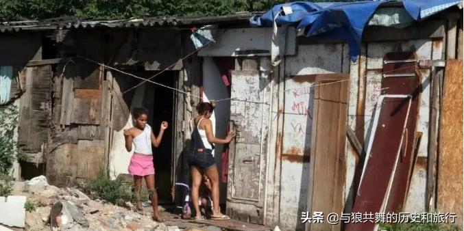 巴西贫民窟真实状况,巴西贫民窟孩子踢球