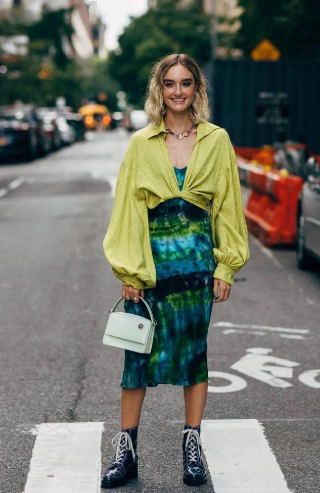 短靴搭配什么裙子好看秋季,冬季必备的短靴款式有哪些