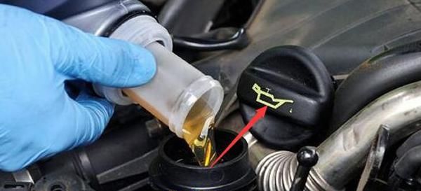 机油忘记盖了导致发动机拉缸,玻璃水加机油里拉缸