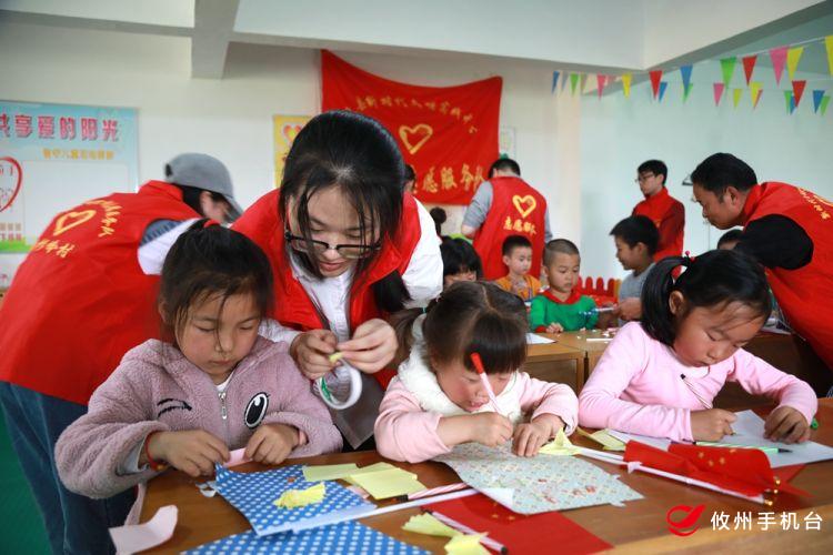 丫江桥镇：贺卡为媒 　为留守孩子与父母架起“连心桥”