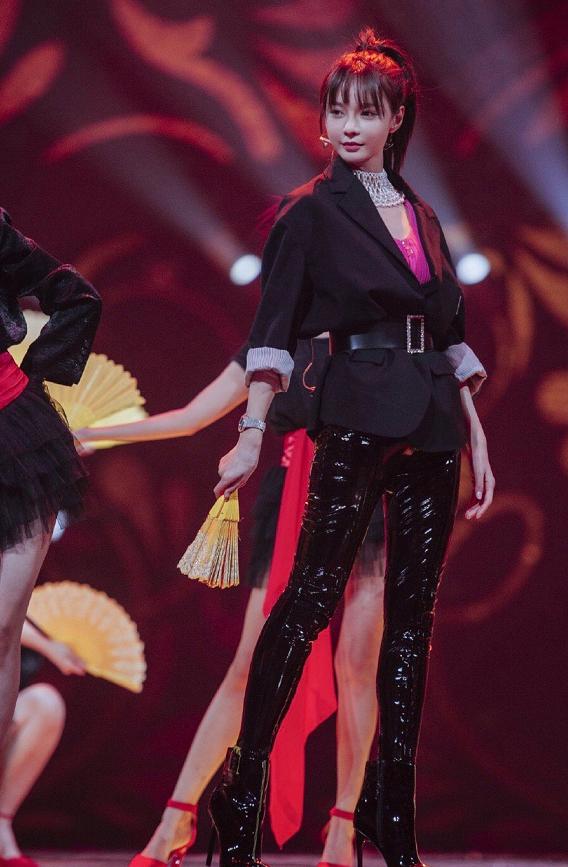 沈梦辰穿皮裤唱芒种完整视频,沈梦辰穿短皮裤和高筒靴鞋