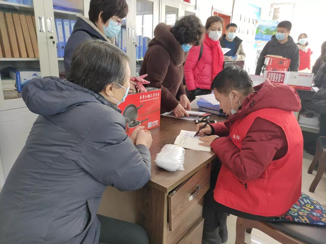 调兵山市晨光逢“暖阳”文明进社区