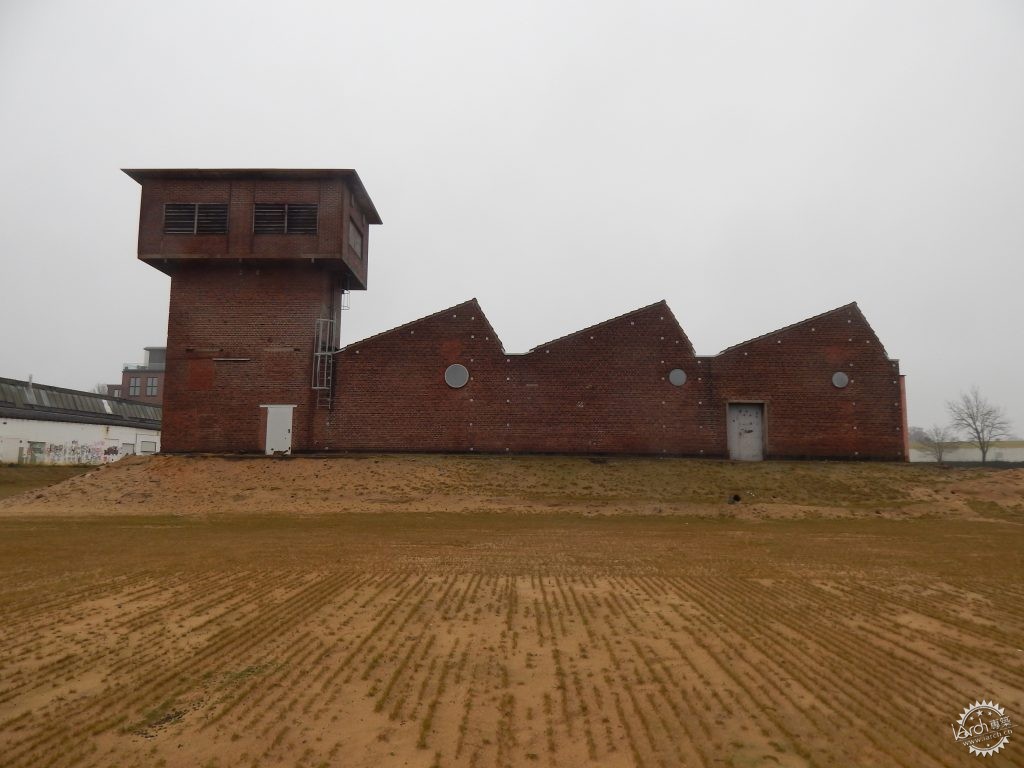 砖墙、烟囱与老旧的机器，遮不住河岸的水波光亮