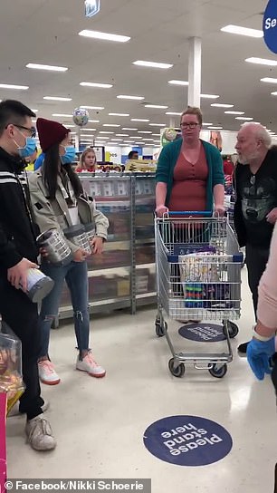 2名疑似中国人在澳一次买多罐奶粉遭当地人制止后，惨被赶出超市