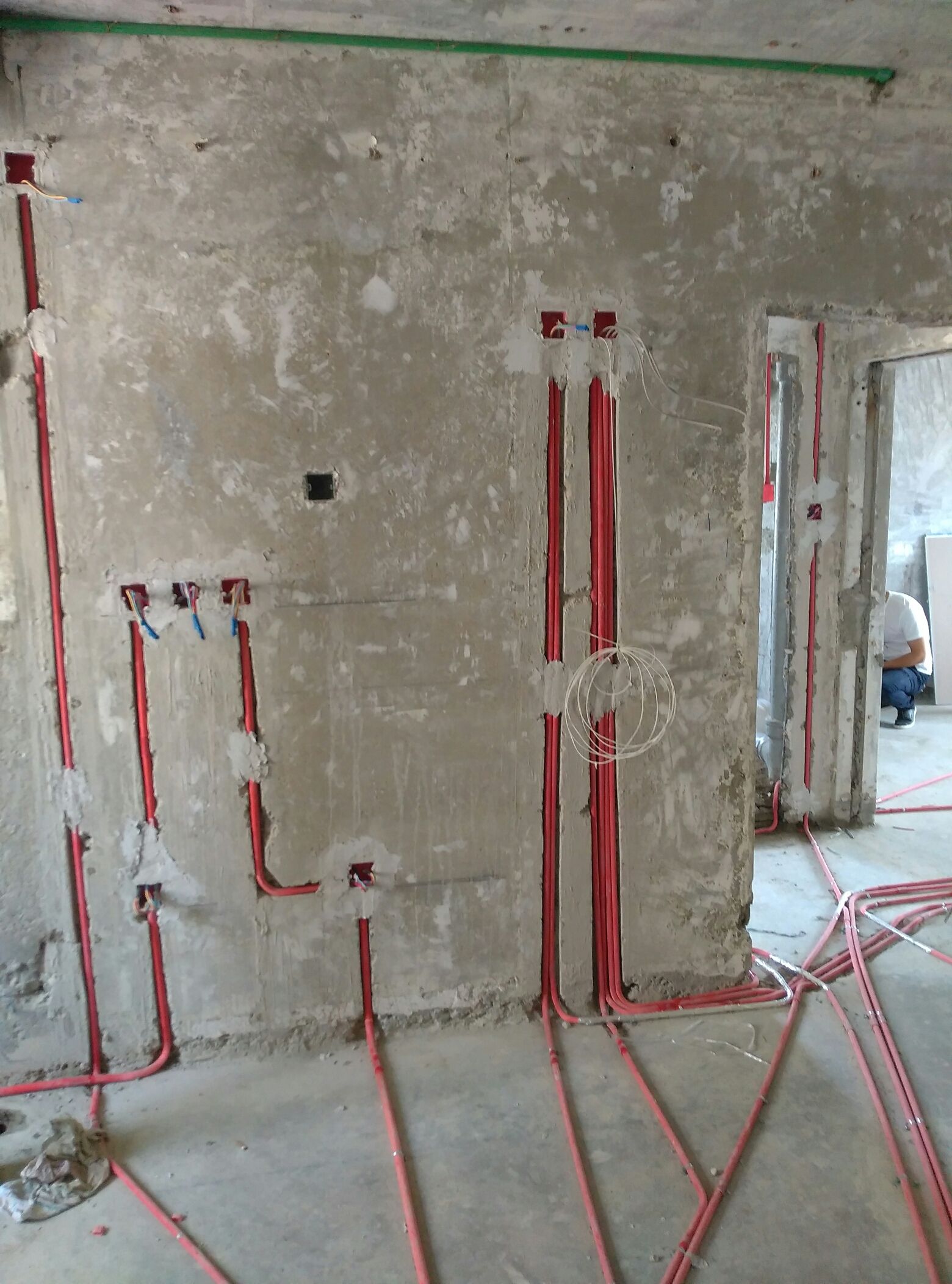 墙里面有电线怎么打钉子,墙上砸钉子如何避开电线