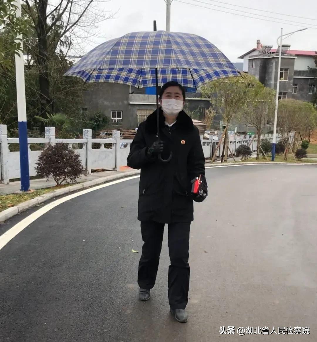 一线人员抗疫故事,战疫故事小小口罩见证警民情