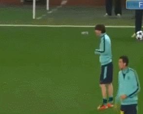 足球搞笑gif动图,足球场上的爆笑段子