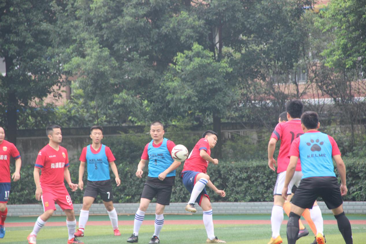 真正的足球精神让人热血沸腾,无畏风雨乘风破浪