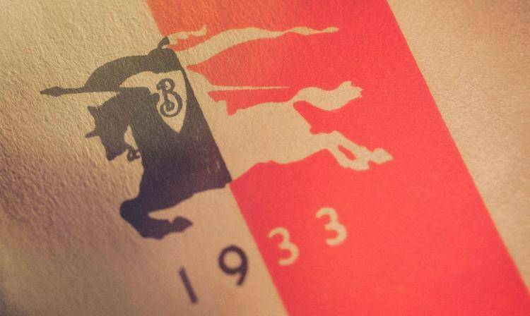 如果欧洲下起了雨，那从王妃到平民就会同时，穿“Burberry风衣”