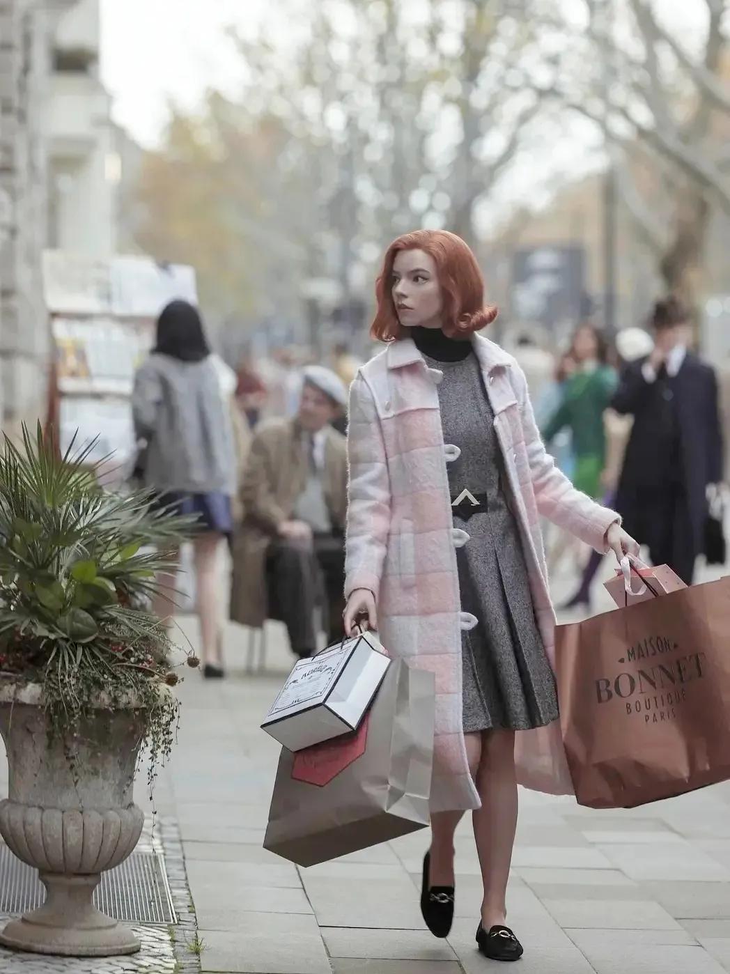 比起《女王的棋局》，女王的衣橱才是经典所在