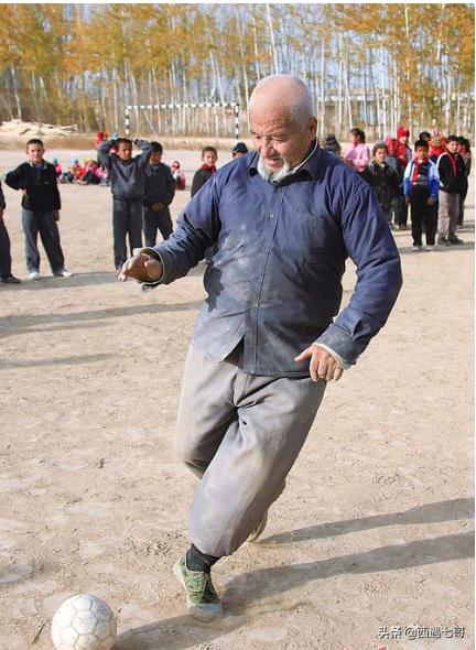 旅行*疆新**，那些奔跑的足球少年，刺痛了早已麻木的心