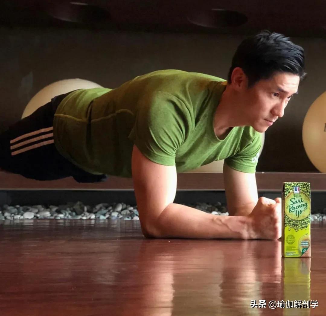 自律练瑜伽的男士,坚持练习瑜伽的男人刚柔并济