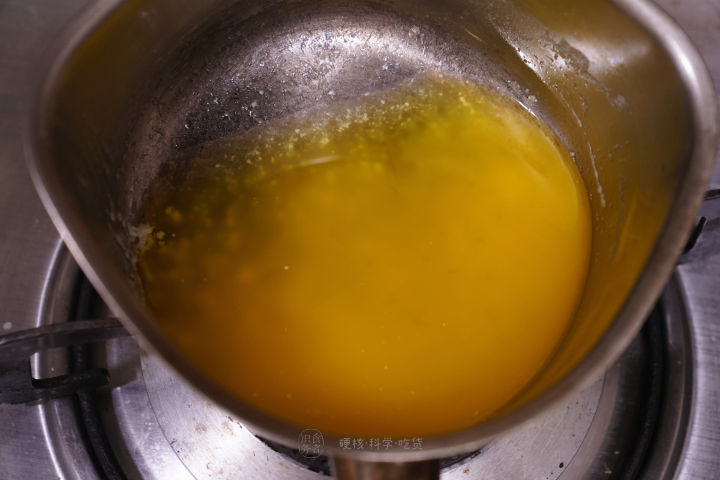 煎牛排大火会糊吗,煎牛排温度高黄油糊了