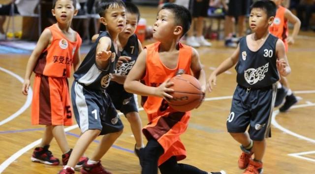 为何足球比篮球更难进球,为什么足球是最具观赏性的运动