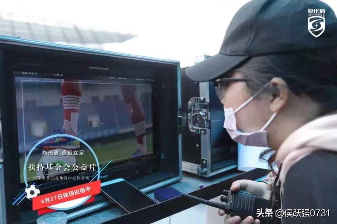 别忘了，曾经的你也饱含热泪为她们高歌铿锵玫瑰……