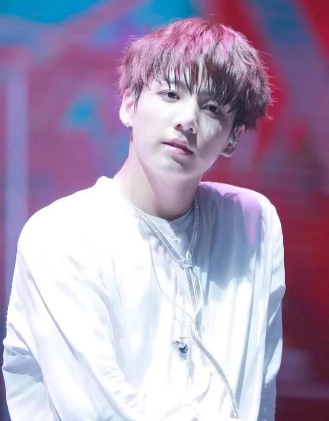 韩国男团戴美瞳真的太好看了！边伯贤、金泰亨谁更适合带美瞳呢？