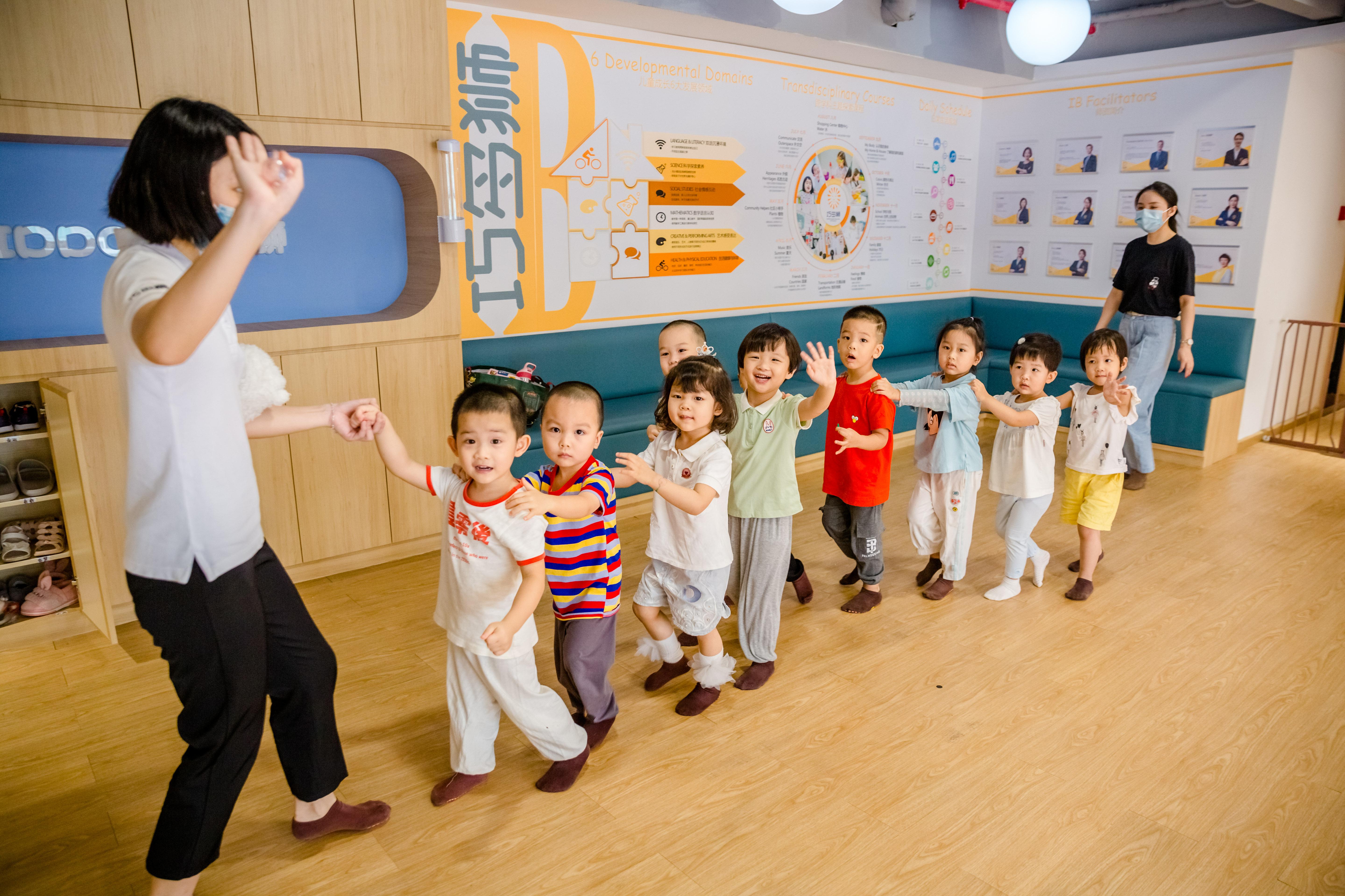 孩子无理哭闹家长正确做法,孩子动不动就哭闹家长正确做法