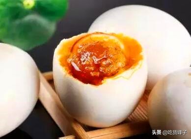 咸鸭蛋黄变黑是怎么回事还能吃吗,爱吃鸭蛋会胖吗