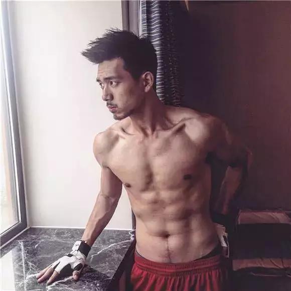 李现有没有腹肌,李现的真腹肌