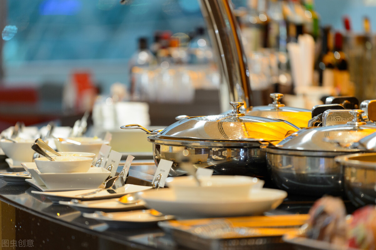 在迪拜做服务员一个月能拿多少钱,迪拜酒店服务员真实工资