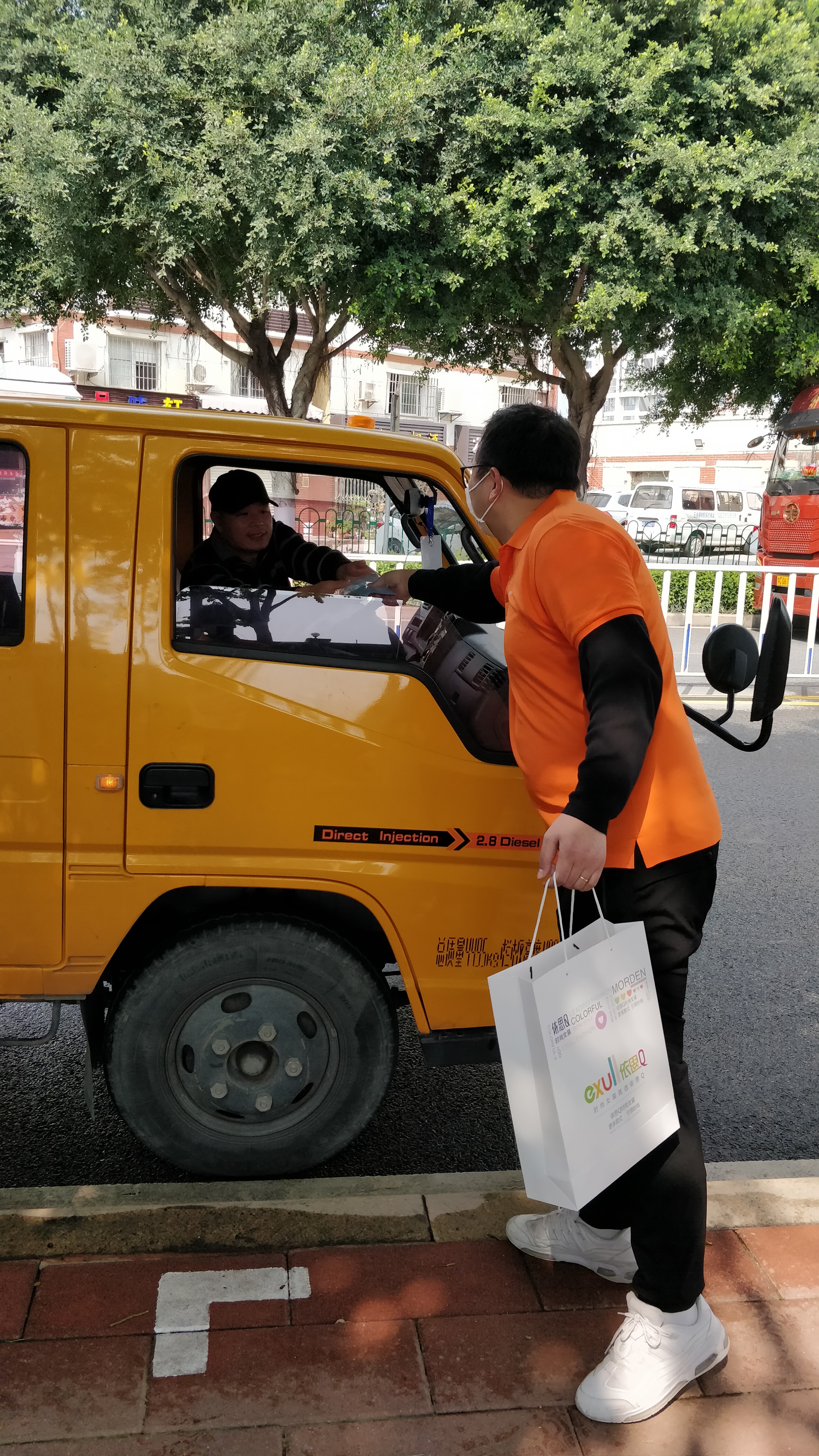 超硬核！这场街头最特别的爱心接力，依思Q在行动