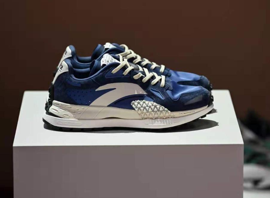 安踏颁奖服国旗版,安踏星标系列奥运领奖鞋