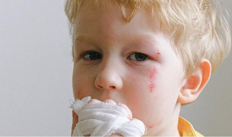 三个宝宝老是打头和撞头怎么回事,宝宝发脾气打头撞头