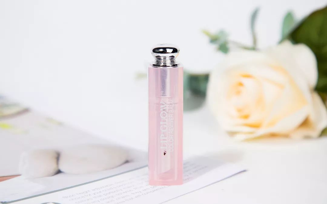 让你的嘴唇滋润一整天,让嘴巴嫩的唇膏