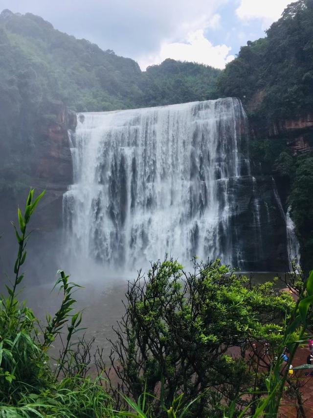 遵义赤水丹霞瀑布比黄果树更大的瀑布，尽然很多游客不知道这里
