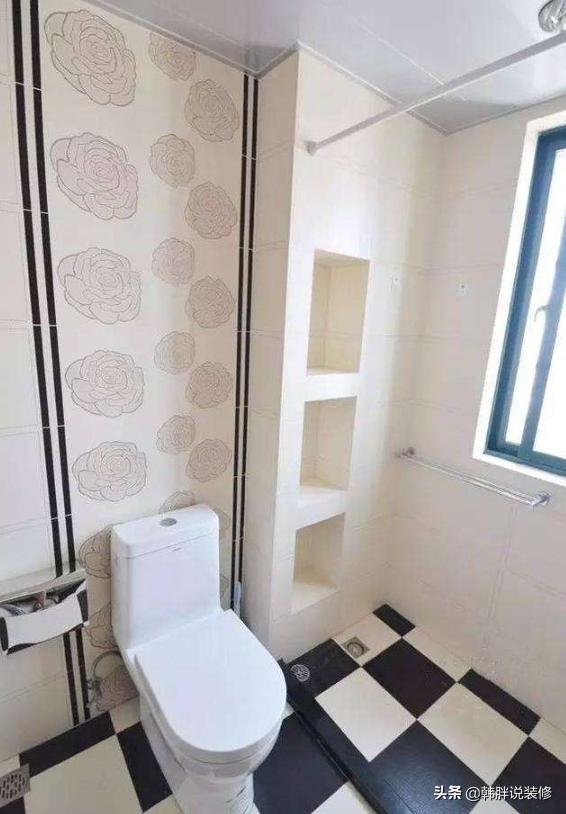 卫生间装错了淋浴区隔断，洗澡成了困难户，才住2个月就后悔了