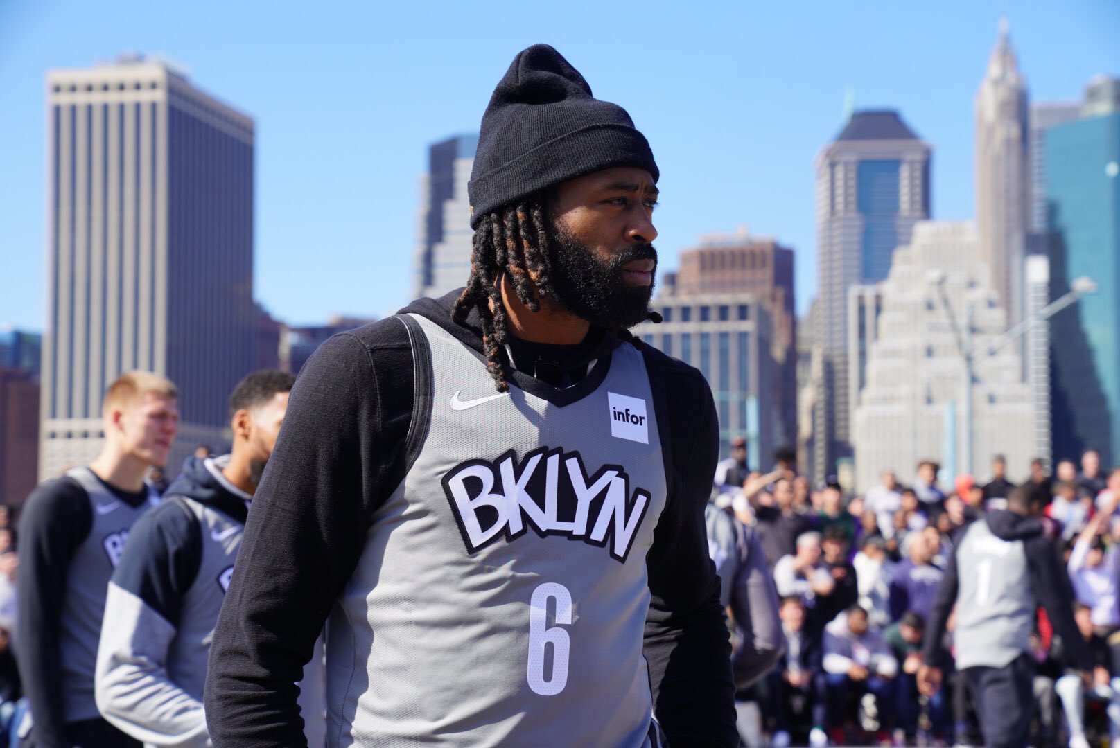 欧文杜兰特场边穿西装观战,欧文杜兰特篮网球衣亮相