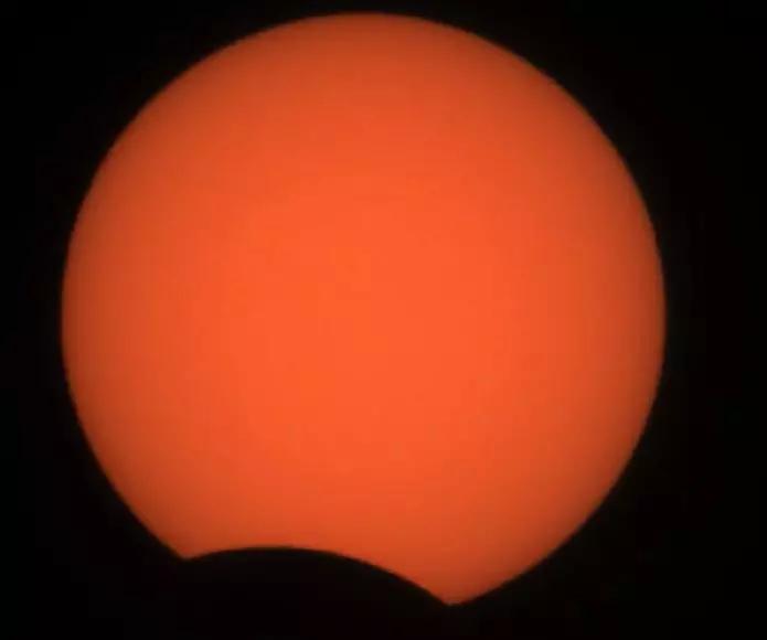 快抬头看！今天福建天空上演“天狗食日”奇观！第一波网友图来了