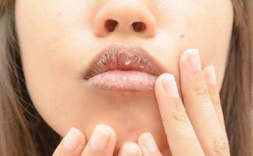 再昂贵的口红也只是点缀,遮盖深唇纹最好的口红