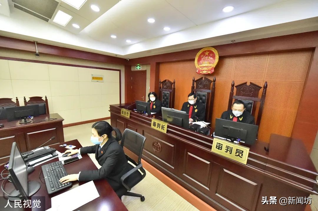 老人对门口吐痰,上海大爷故意对隔壁大门吐痰