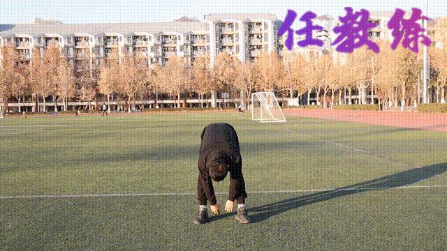 足球绕杆中考标准动作视频示范,中考体育足球绕杆技巧及训练方法