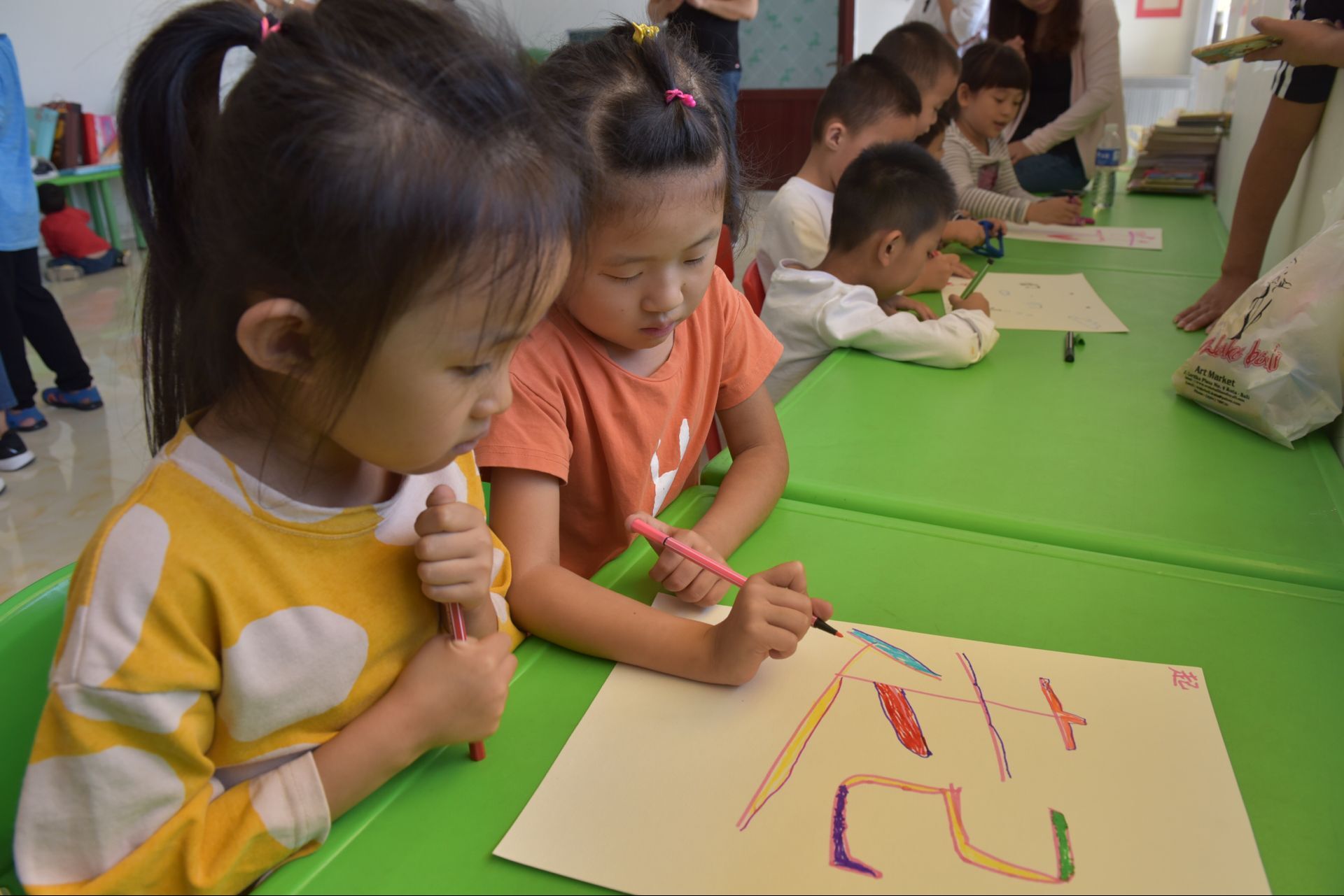 孩子冷漠与家长不亲？可能与他们的留守有关，试试以下三种方法