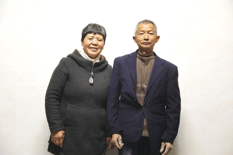 90后村支书为村民拍婚纱照,大三学生寒假免费为村民拍全家福