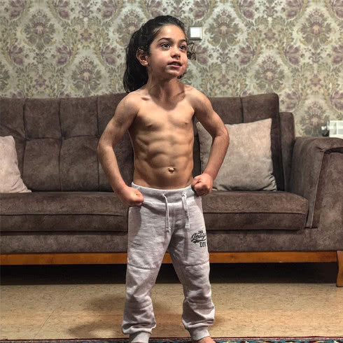 伊朗6岁足球神童阿拉特的肌肉,伊朗足球小男孩训练