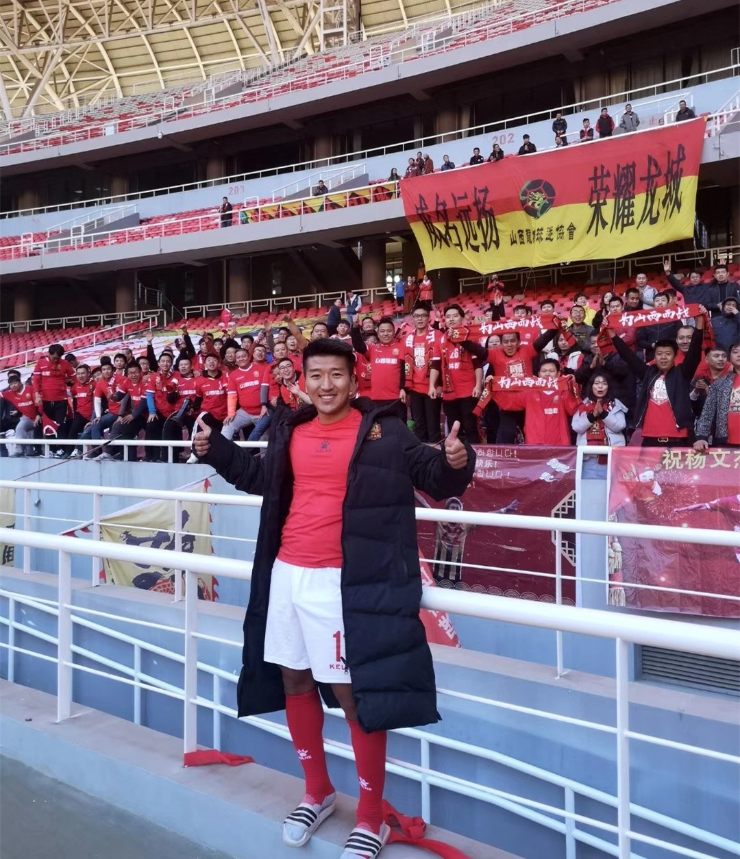 中乙赛后球迷冲突视频,活久见现场保安参与围殴球员