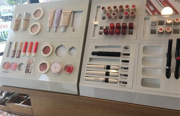 彩妆蛋成石头？唇釉成胶棒？在这里只要他想，没有不敢