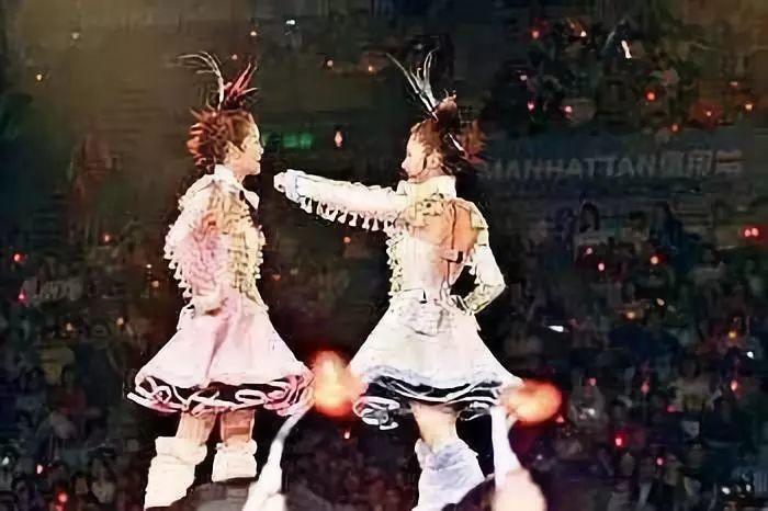 阿娇演港女,阿娇不笑和笑起来的对比照