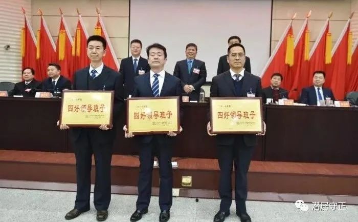 请领导上台领奖怎么主持,上台领奖和领导简短的寒暄