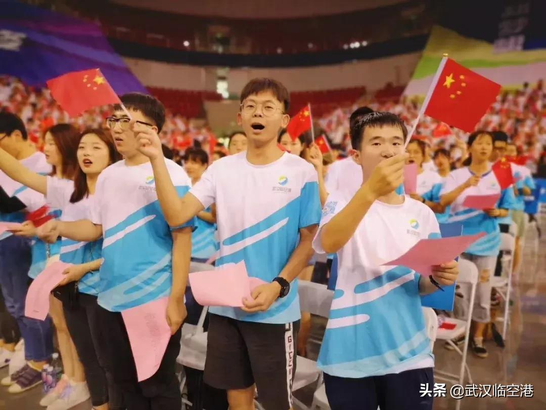 武汉军运会火种点燃,武汉迎军运五星红旗