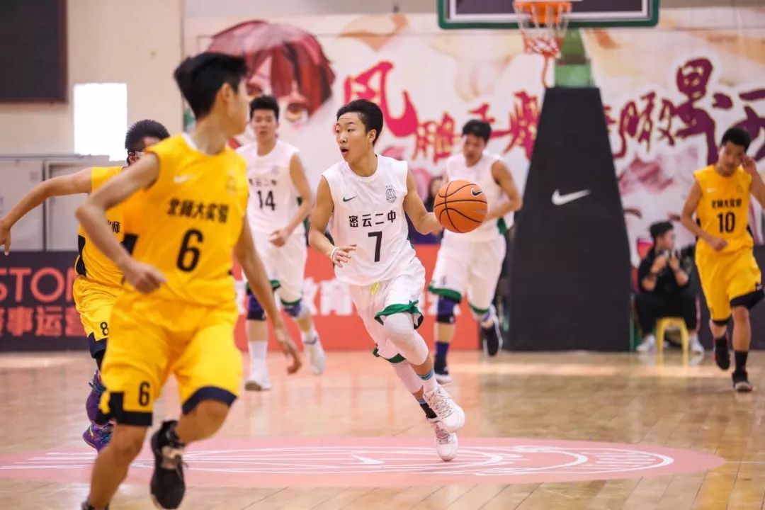 新·十六强齐亮相高中赛场惊现*力暴**隔扣丨18-19耐克高中联赛