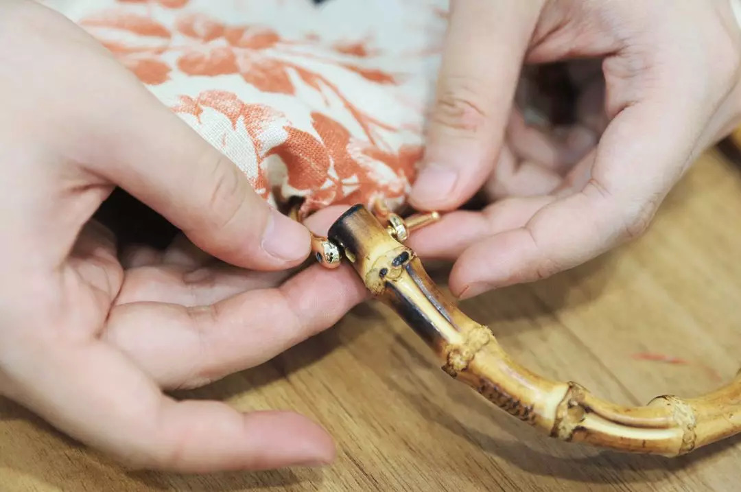 废旧纸袋如何做收纳包包,大牌纸袋斜挎包包改造教程